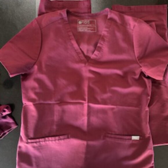 Figs scrubs in burgundy. 1 scrub top, 2 scrub pants - Picture 2 of 5